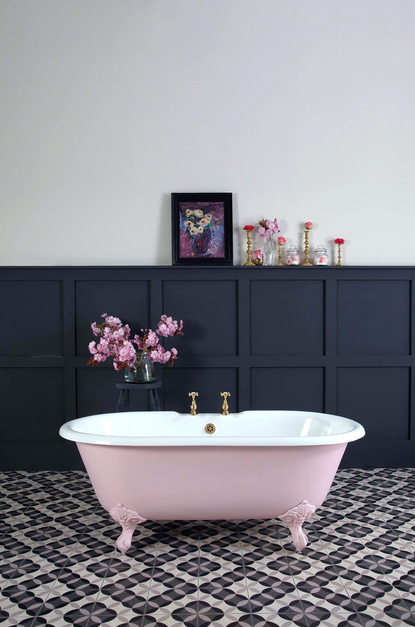 Décor do dia: sala de banho com banheira retrô rosa (Foto: Divulgação)