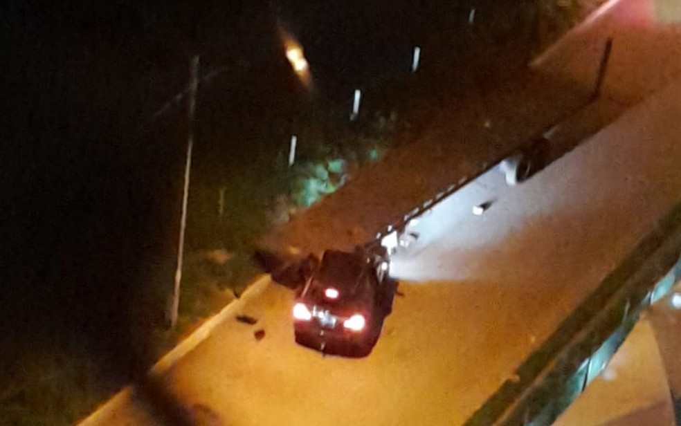 Carro bate na traseira de chassi de caminhão em avenida de Goiânia  — Foto: Divulgação/Corpo de Bombeiros 