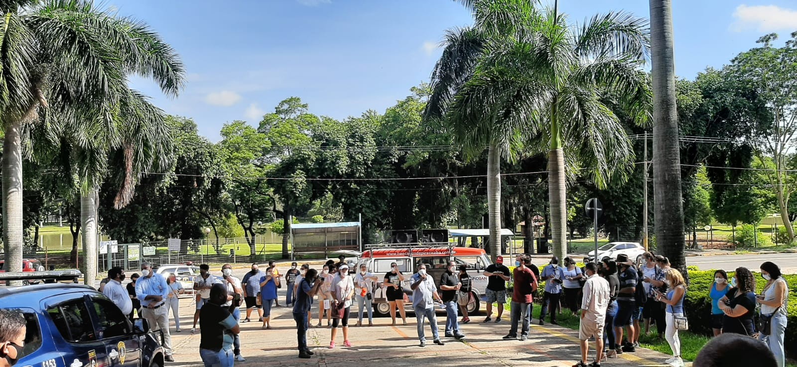 Servidores da educação municipal de Piracicaba fazem protesto contra suspensão de repasses de bonificações