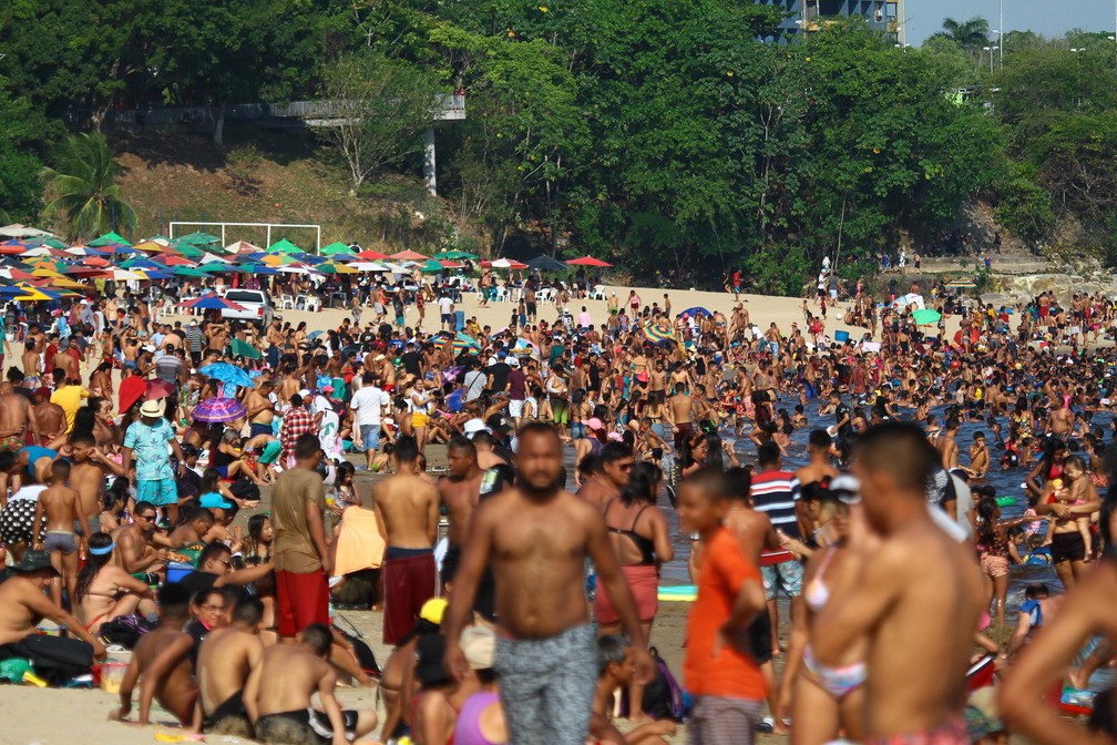 6 de setembro - Banhistas se aglomeram e lotam a praia da Ponta Negra, em Manaus (AM) — Foto: Edmar Barros/Futura Press/Estadão Conteúdo