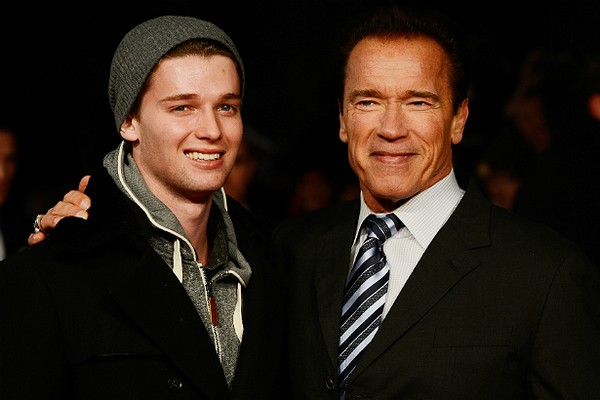 O ator Patrick Schwarzenegger com o pai, o também ator Arnold Schwarzenegger (Foto: Getty Images)