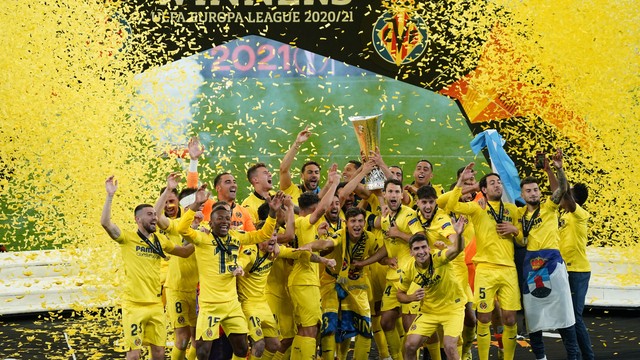 Jogadores do Villarreal erguem o troféu da Liga Europa