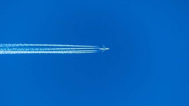 Cientistas alertam que a captura de calor causada pelos 'rastros' dos aviões poderá triplicar até 2050 se nenhuma medida for tomada para restringir as emissões das aeronaves (Foto: GETTY IMAGES (via BBC))