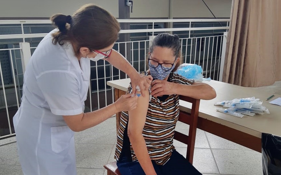 Funcionária também é vacinada no Lar São Vicente de Paulo, em Alfenas — Foto: Lar São Vicente de Paulo