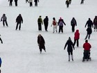 Canadenses vão trabalhar de patins, deslizando sobre rio congelado
