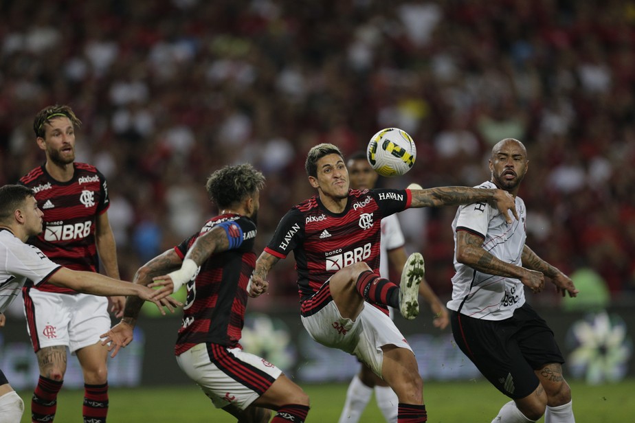 Observados por Leo Pereira, Gabigol e Pedro tentam passar pela marcação do Athletico