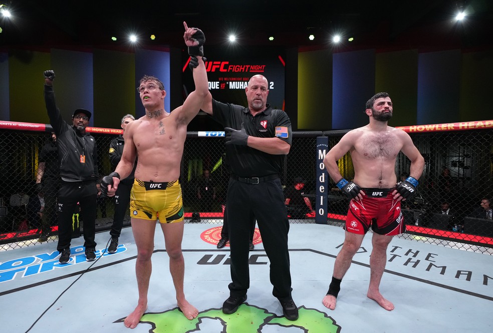 Caio Borralho festeja a vitória sobre Gadzhi Omargadzhiev no UFC Luque x Muhammad 2 — Foto: Getty Images