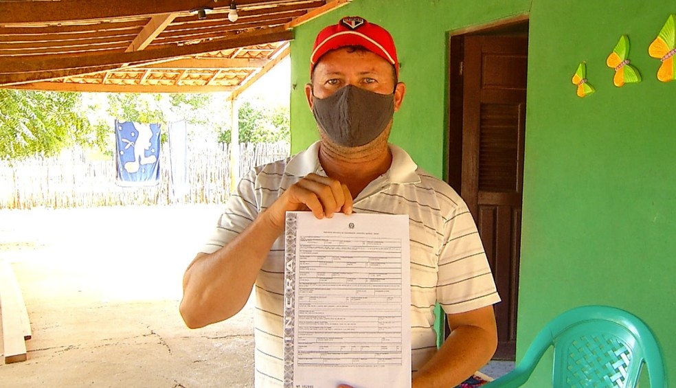Posse da propriedade vai permitir a Ranieth Freire investir no plantio e na cria&ccedil;&atilde;o de animais &mdash; Foto: Reprodu&ccedil;&atilde;o/Inter TV Costa Branca