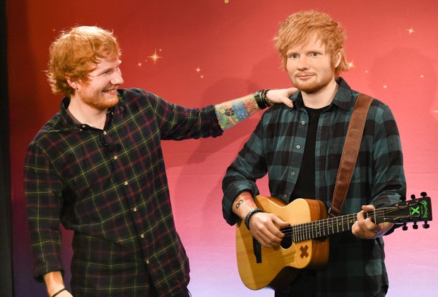 Ed Sheeran e sua estátua de cera (Foto: AP)