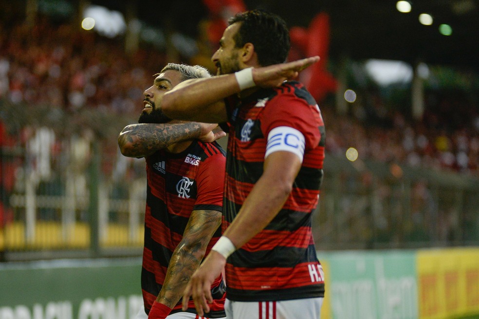 Gabigol comemora o gol com Henrique Dourado: ceifada rubro-negra — Foto: Alexandre Vidal/Flamengo
