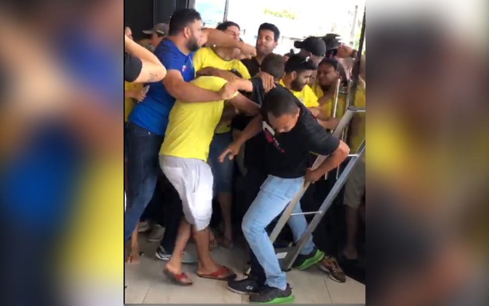 Confusão em frigorífico após anúncio de promoção de 'picanha mito', em Goiânia, Goiás — Foto: Reprodução/TV Anhanguera