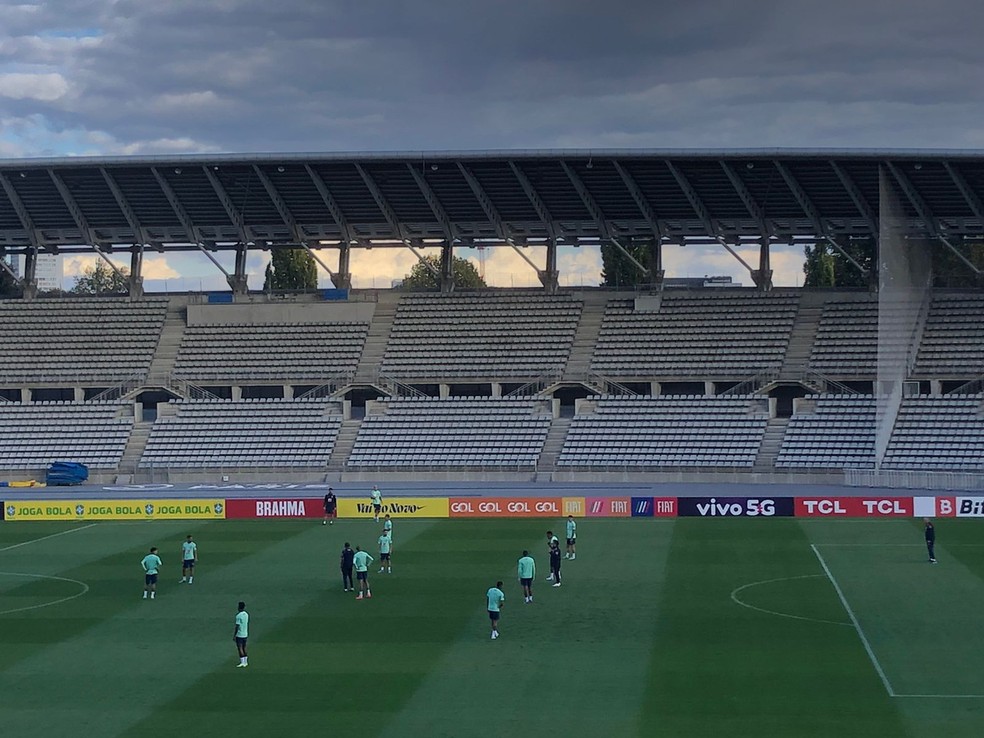 Reservas treinando com Tite: a, Tite treina os reservas com Ederson, Militão, Ibañez, Bremer, Lodi; Fabinho, Ribeiro, Vini, Antony; Firmino e Pedro — Foto: Raphael Zarko