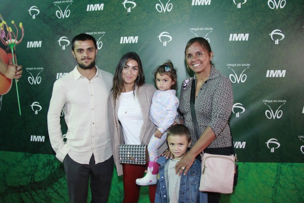 Felipe Simas e Mariana Uhlmann com filhos e a mãe dele, Ana Paula Sang (Foto: Wallace Barbosa/AgNews)