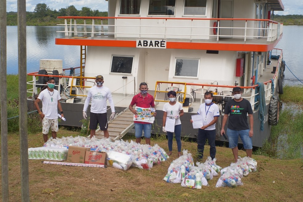 Comunitários receberam kits de higiene da tripulação do barco Abaré — Foto: Ascom/Projeto Saúde e Alegria