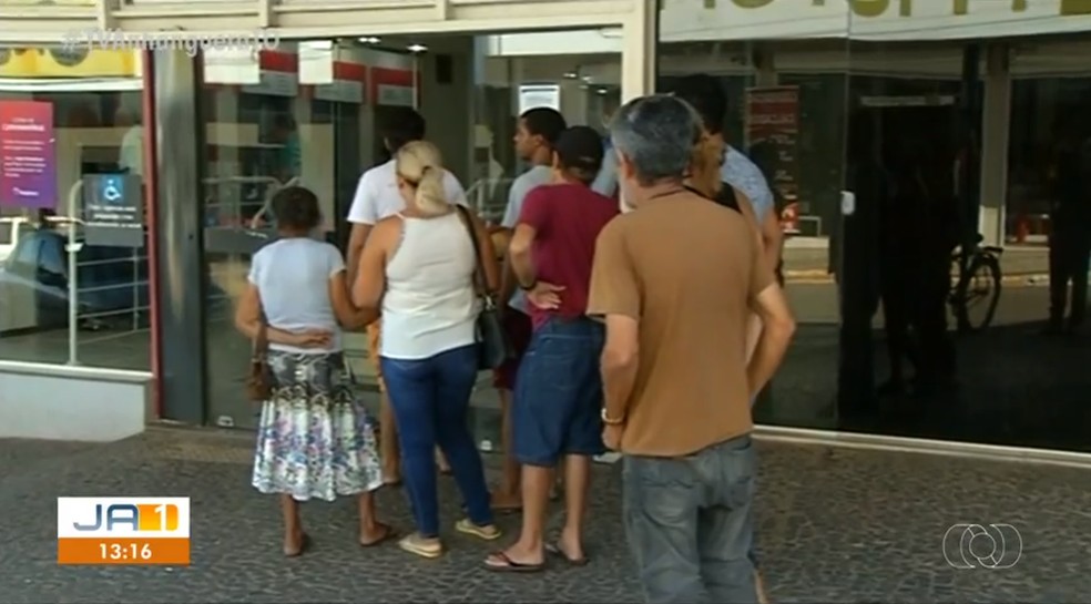 Fila chegou a se formar em banco de Araguaína — Foto: Reprodução/TV Anhanguera