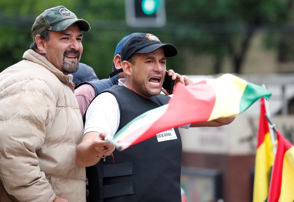 Luis Fernando Camacho, líder cívico de Santa Cruz e principal figura da oposição de Evo Morales, discursa para apoiadores em La Paz, Bolívia, neste domingo (10) — Foto: Carlos Garcia Rawlins/Reuters