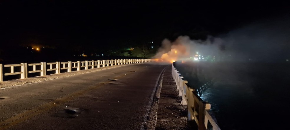 Grupo ateou fogo em rodovia de Santa Catarina na noite quarta-feira — Foto: Reprodução/Redes Sociais