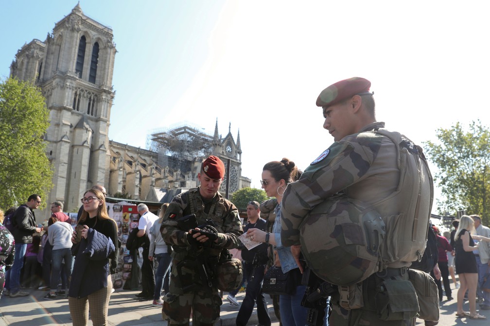 Soldados são vistos do lado de fora da Catedral de Notre-Dame em Paris neste sábado — Foto: Yves Herman/Reuters