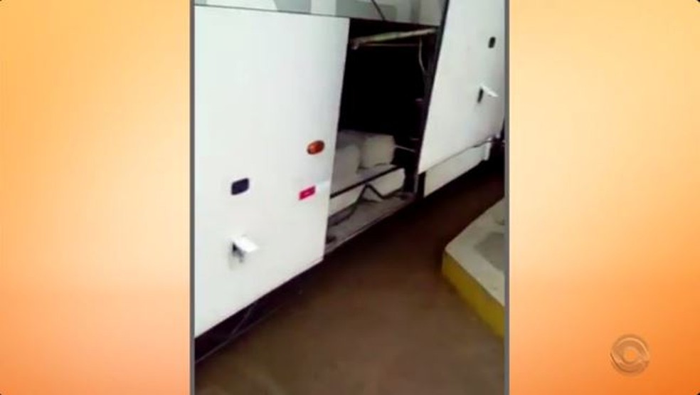 Passageiros foram obrigados a entrar em bagageiro de ônibus (Foto: Reprodução RBS TV)