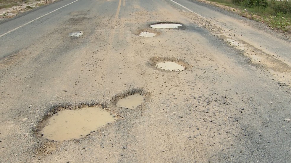 Dez meses apÃ³s entrega, MA-320 jÃ¡ apresenta vÃ¡rios problemas de infraestrutura. â€” Foto: TV Mirante