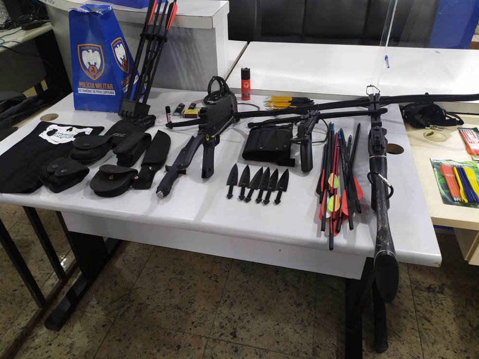 Material apreendido com ex-aluno que invadiu escola em Vitória — Foto: Polícia Militar/Divulgação 