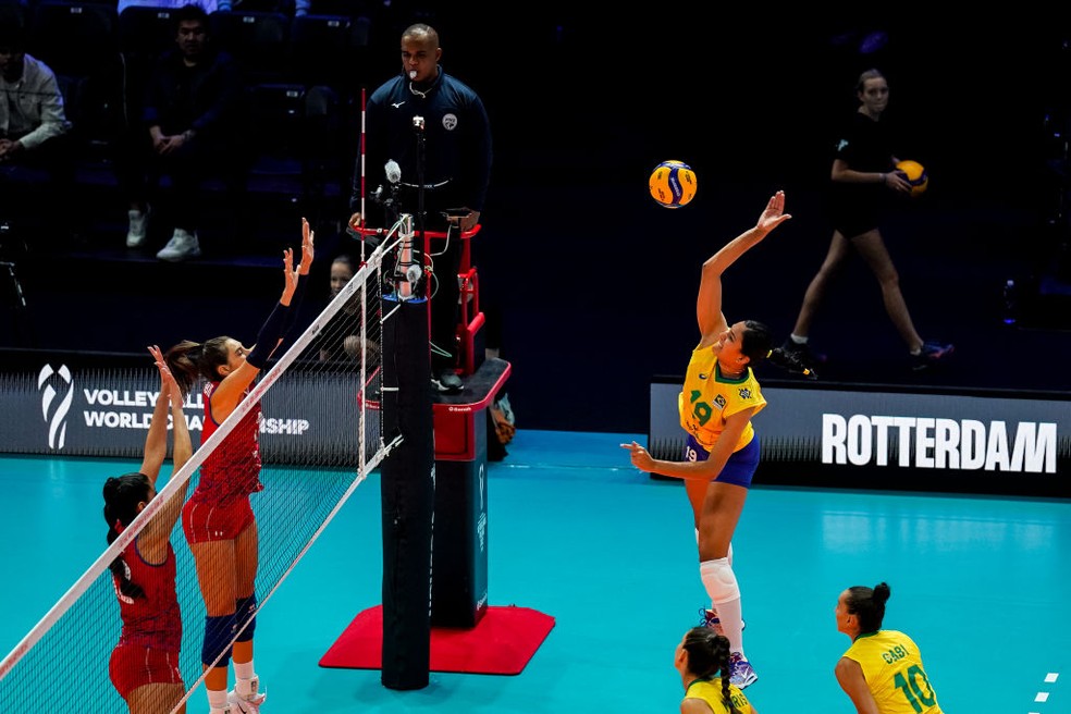 Tainara ataca pelo Brasil no Mundial de vôlei — Foto: Getty Image