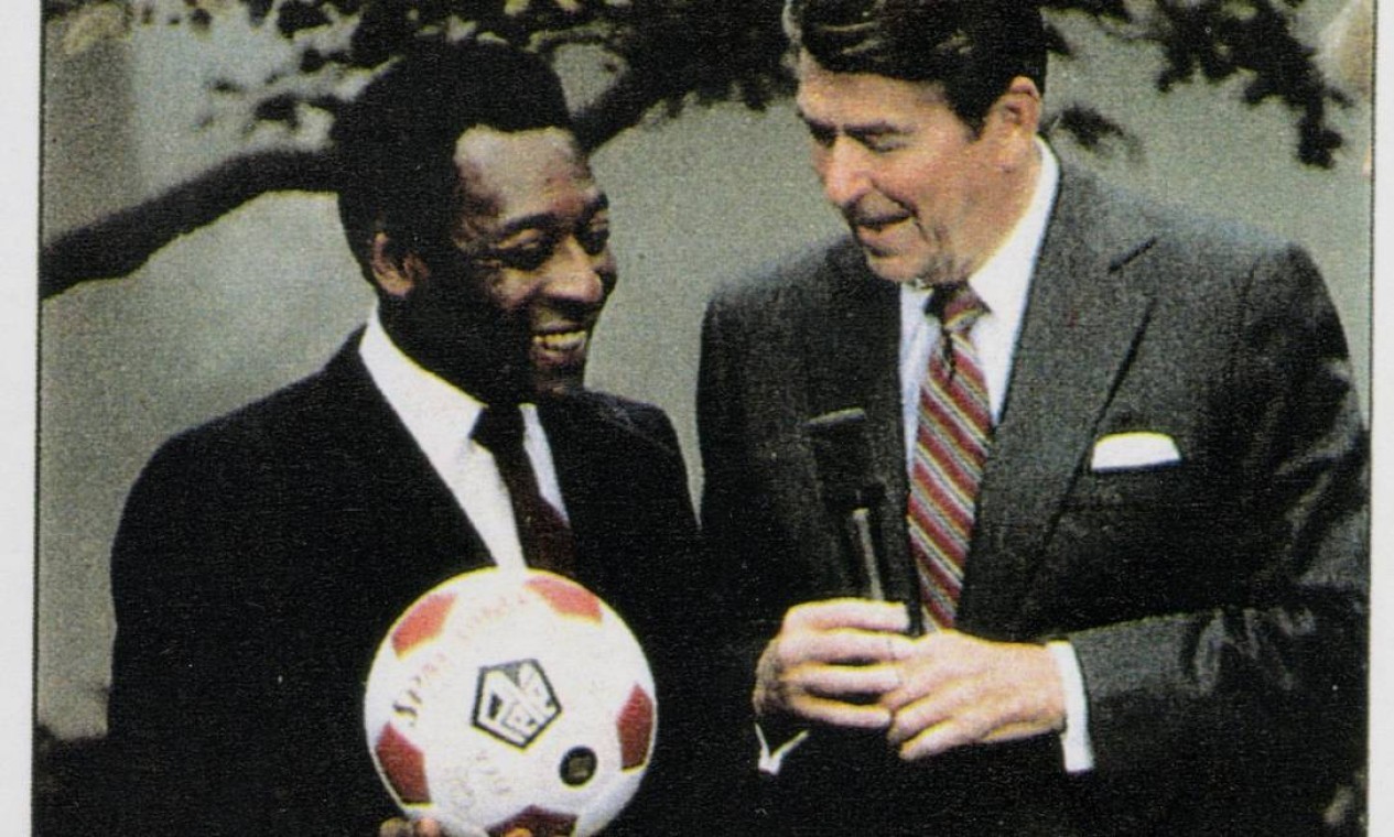 Pelé e o presidente Ronald Reagan, em 1982. O Rei apoiou a candidatura dos EUA à sede da Copa de 1986  — Foto: Arquivo