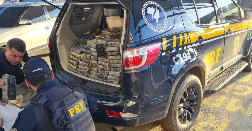 PRF apreendeu 250 quilos de cocaína em caminhão guincho em Caucaia. — Foto: Rafaela Duarte/SVM