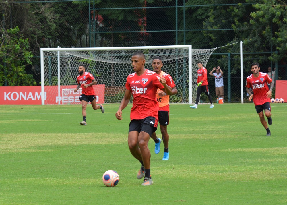 Bruno Alves tem trauma no pé direito e é dúvida no São Paulo para jogo contra o Santo André