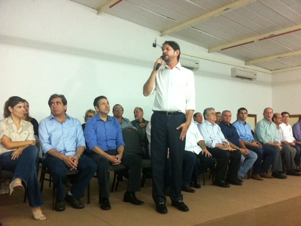 Cid Gomes fala com políticos que deixaram o PSB antes de anunciar o partido ao qual serão afiliados (Foto: Gabriela Alves/G1)