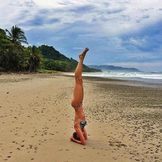 Gisele Bündchen praticando Ioga, meditação ou Pilates (Foto: Reprodução/Instagram)