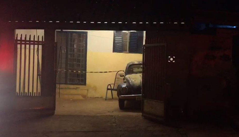 Fachada da casa onde ocorreu o crime em Taquarituba (SP) — Foto: Francine Galdino/TV TEM