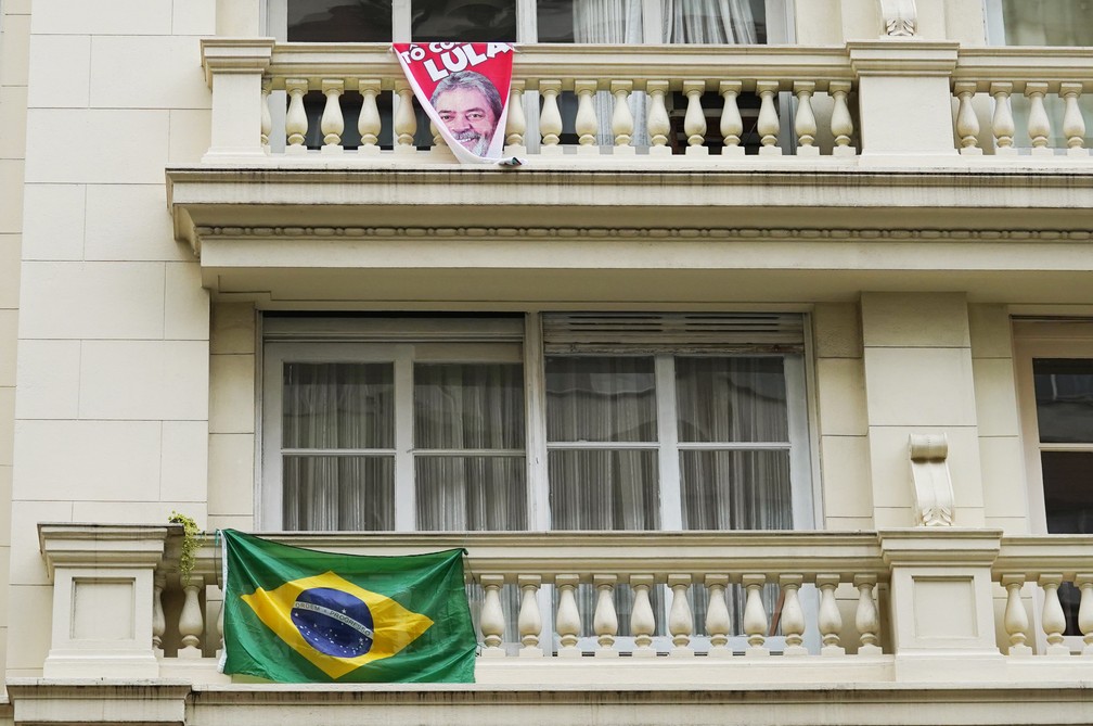 Em Copacabana, Zona Sul do RJ, moradores penduram a toalha com a imagem do presidente Lula e a bandeira do Brasil — Foto: Marcos Serra Lima/g1