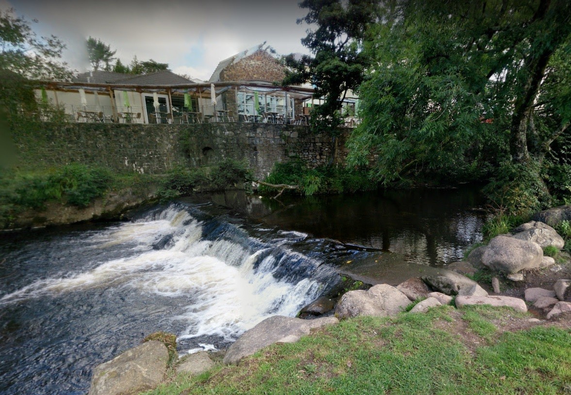 Um dos trechos em que o rio Erme cruza a cidade de Ivybridge (Foto: Google)