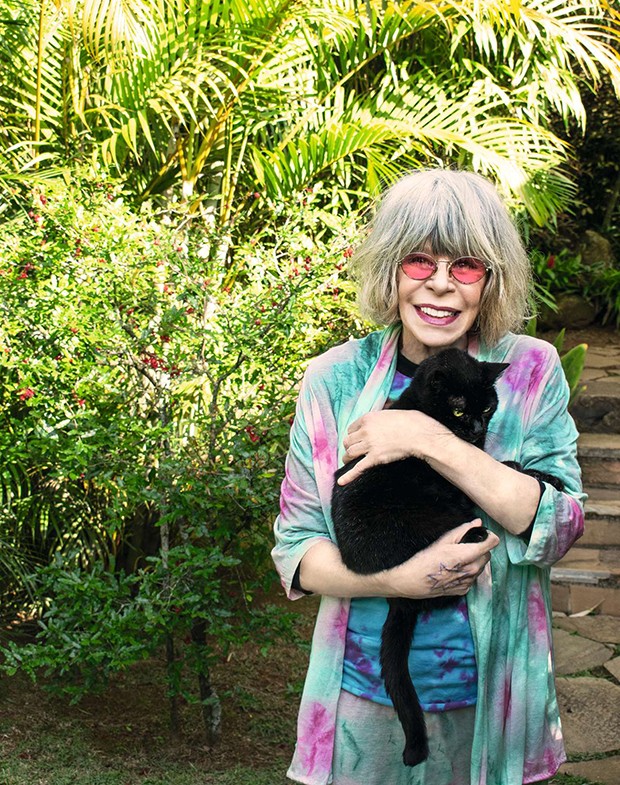 “Gato preto só traz sorte e alegria”,  diz Rita, abraçada a Sophia (Foto: “Gato preto só traz sorte e alegria”,  diz Rita, abraçada a Sophia)