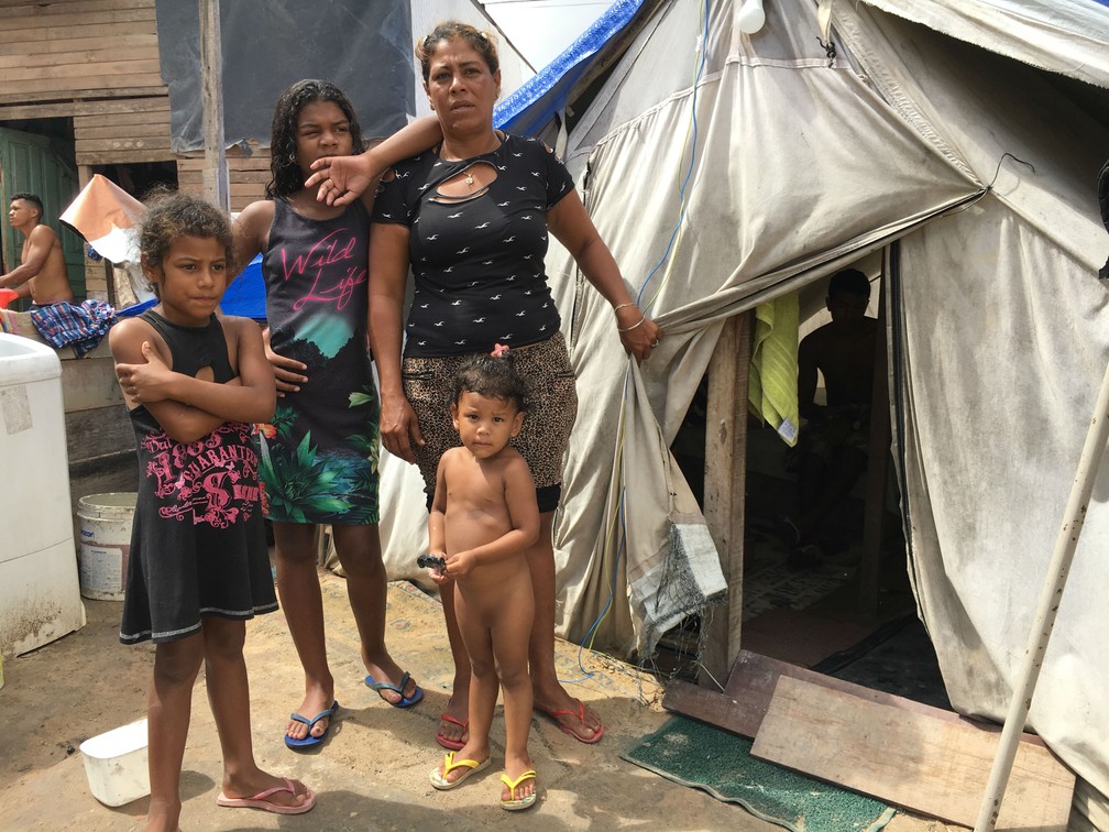 Família de 10 pessoas vivem em barraca de lona na ocupação: 'No Brasil você consegue comprar algo para comer com R$ 10, na Venezuela não', diz Ana Isabel Campos, de 40 anos — Foto: Emily Costa/G1 RR