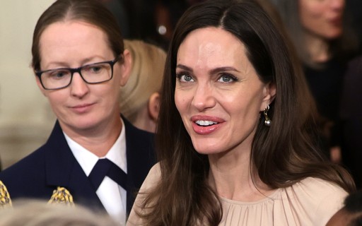 Angelina Jolie participa de assinatura de lei sobre violência contra as mulheres na Casa Branca