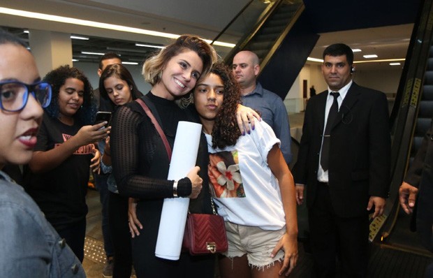 Giovanna Antonelli posa com fãs (Foto: Daniel Pinheiro/AgNews)