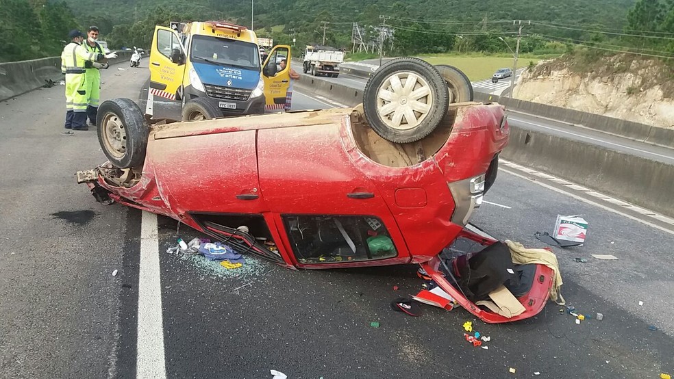 Motorista capotou veículo na BR-101 em Palhoça e morreu  (Foto: PRF/Divulgação)