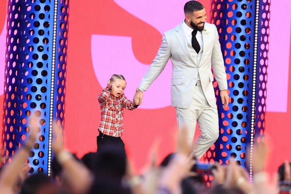 O rapper Drake com o filho, Adonis, no palco do Billboard Music Awards 2021, após ele ser premiado com o troféu de Artista da Década (Foto: Getty Images)