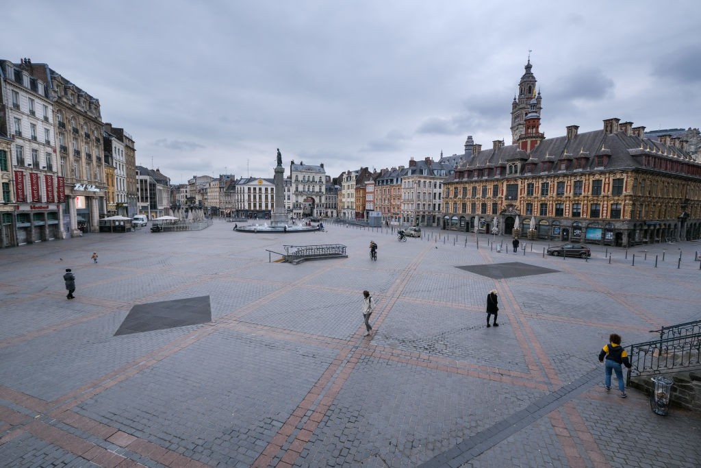 Após França decretar estado de emergência por conta do novo coronavírus, ruas ficaram vazias (Foto: Thierry Thorel/NurPhoto via Getty Images)