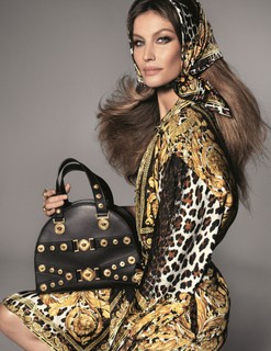 Versace apresenta campanha-homenagem a Gianni com tops e looks icônicos