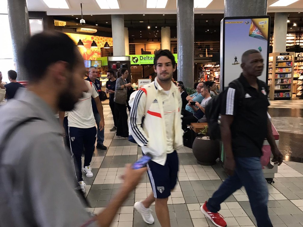 Pato embarcou com o São Paulo para BH — Foto: Marcelo Braga