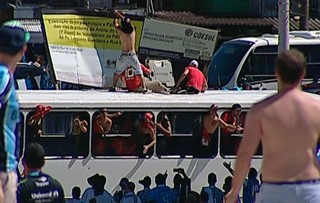 Torcedores do Inter surfam em cima de ônibus na chegada para o Gre-Nal