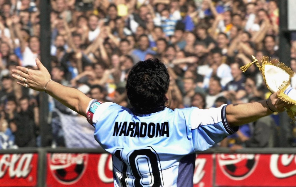 O craque argentino Diego Maradona cumprimenta o público no estádio 'La Bombonera', do Boca Juniors, em foto de 9 de novembro de 2001 — Foto: Ali Burafi/AFP