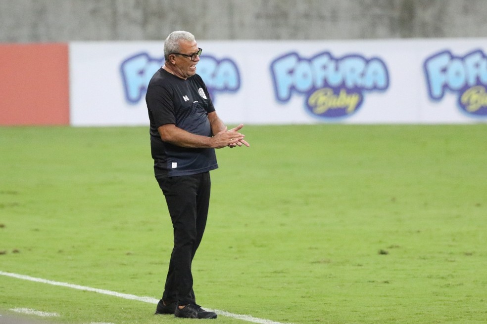 Hélio dos Anjos orienta time durante partida do Náutico contra o Sete de Setembro — Foto: Marlon Costa/Pernambuco Press