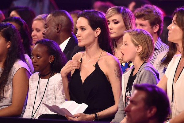 A atriz Angelina Jolie e suas filhas, Zahara e Shiloh (Foto: Getty Images)
