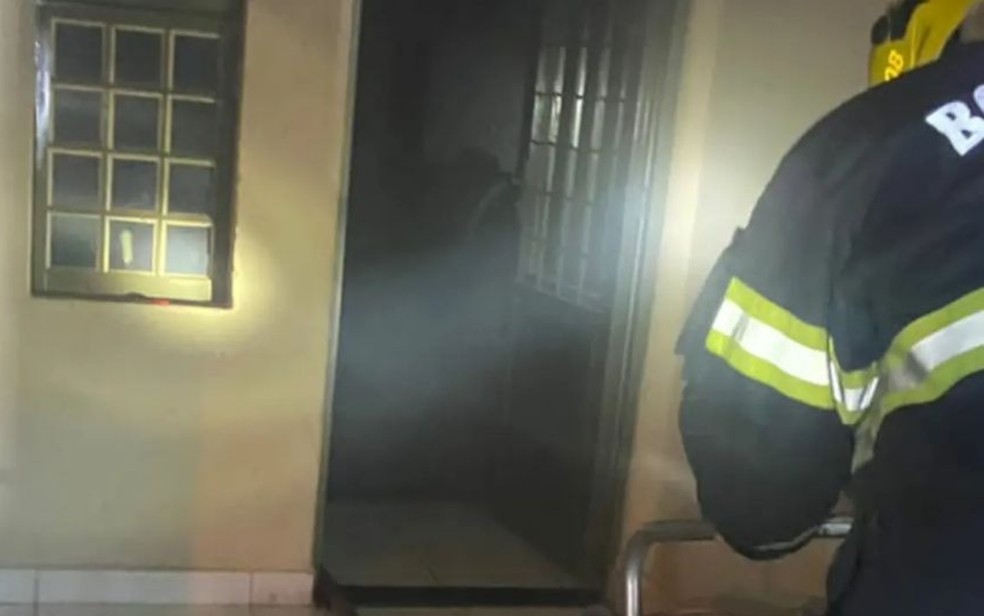 Casa pega fogo após moradores acenderem vela — Foto: Divulgação\CBMGO