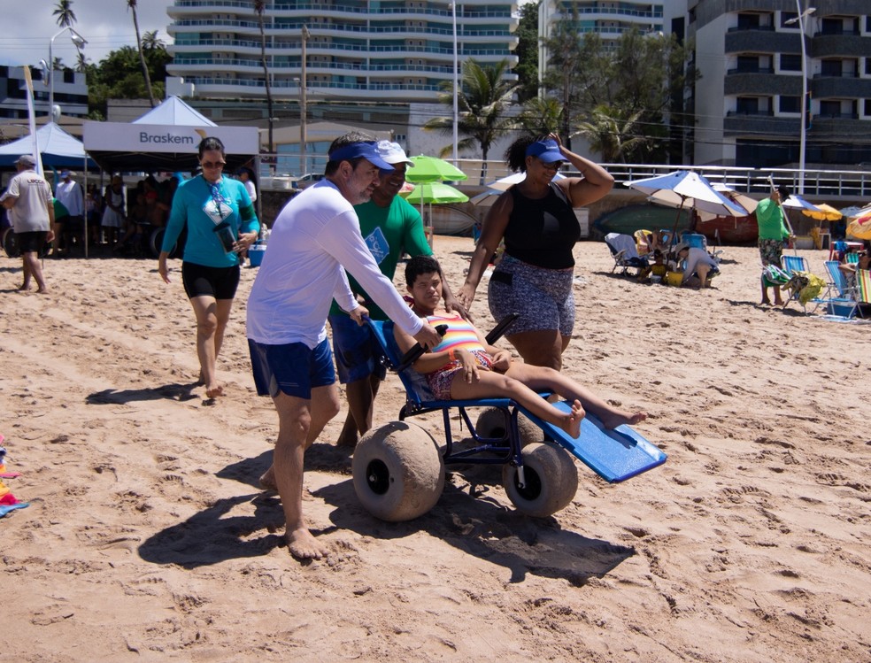 Projeto para deficientes físicos e pessoas com mobilidade reduzida retorna à praia de Ondina — Foto: Divulgação