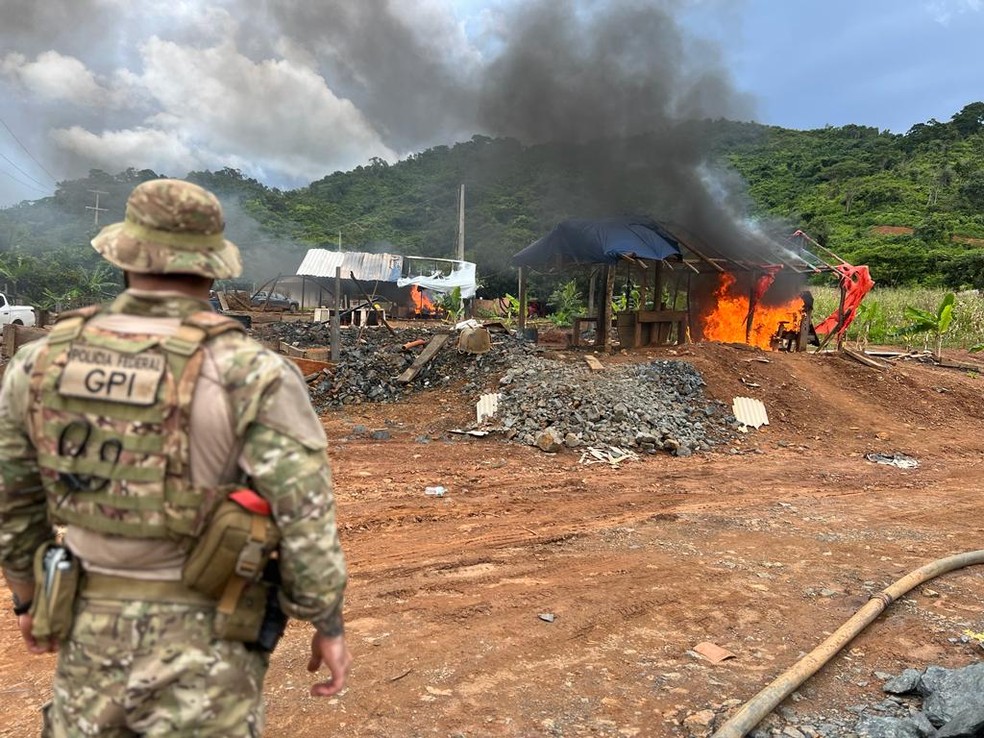 Agentes federais usaram fogo para destruir materiais apreendidos em garimpos ilegais no Pará   — Foto: PF/Divugação 